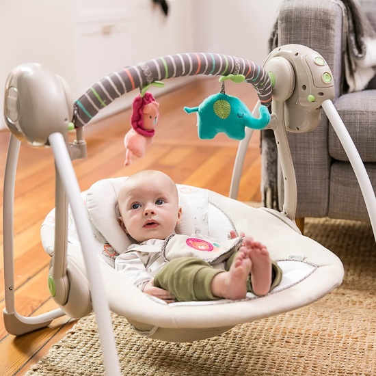 Babywippe elektrisch - Beruhigt ihr Kind Elektrische Babyschaukeln können Ihren Nachwuchs sanft in den Schlaf wiegen